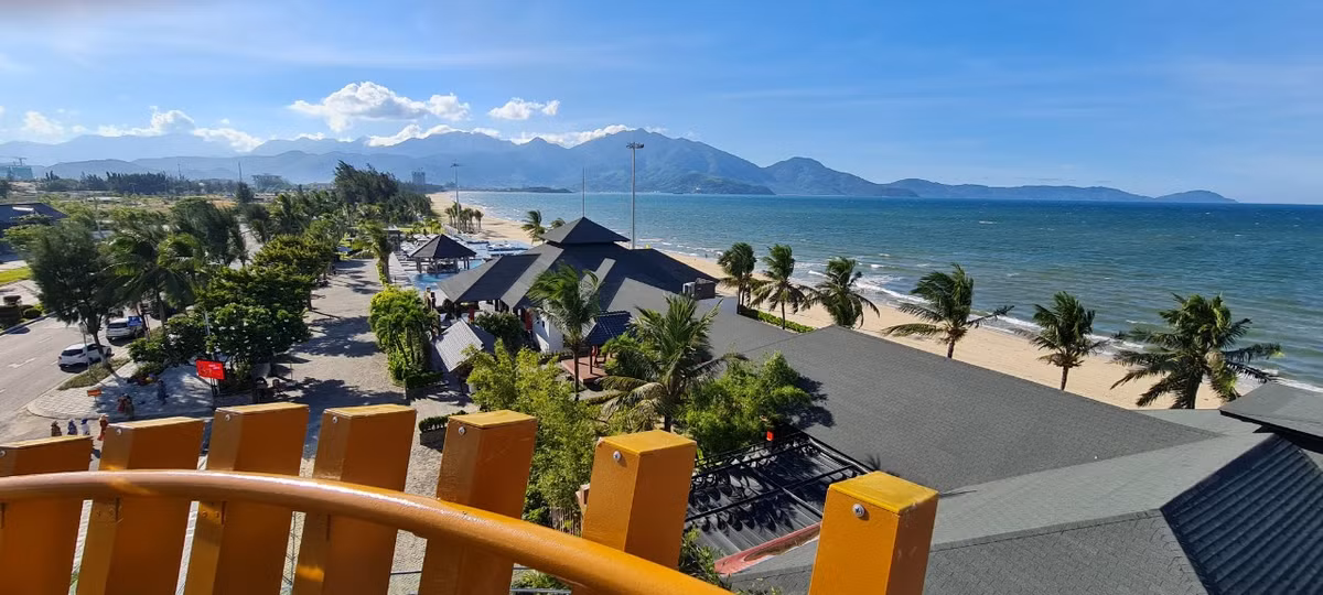 Ngoài việc tạo sự an toàn cho người dân và du khách, cầu đi bộ băng qua đường Nguyễn Tất Thành còn là một điểm nhấn về kiến trúc, đồng thời là điểm check-in, ngắm cảnh mới lạ tại Đà Nẵng.