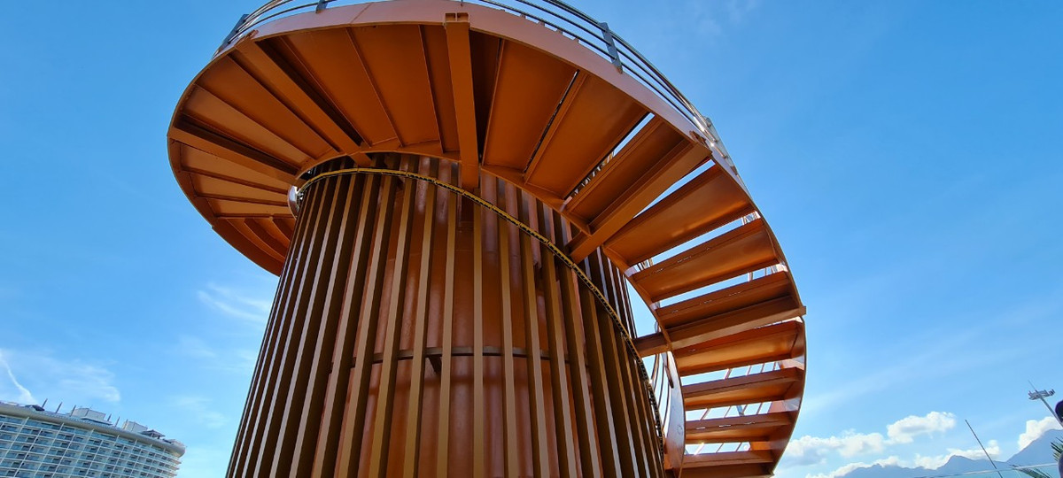 Bên ngoài hai đài vọng cảnh cũng bố trí cầu thang xoắn bằng thép với thang máy được lắp đặt để người khuyết tật có thể lên cầu một cách dễ dàng.