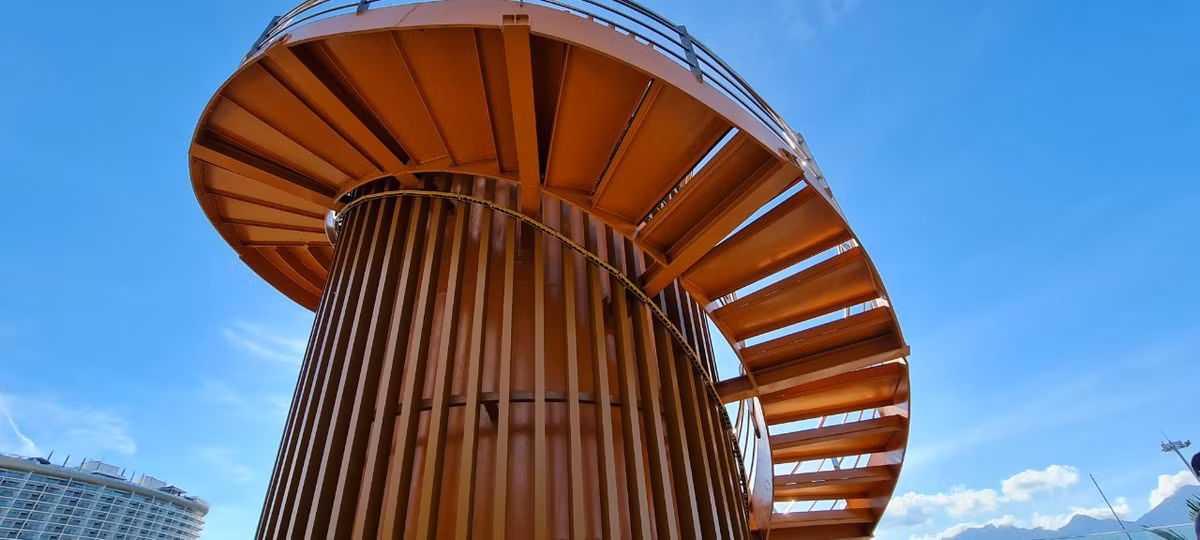 Bên ngoài hai đài vọng cảnh cũng bố trí cầu thang xoắn bằng thép với thang máy được lắp đặt để người khuyết tật có thể lên cầu một cách dễ dàng.