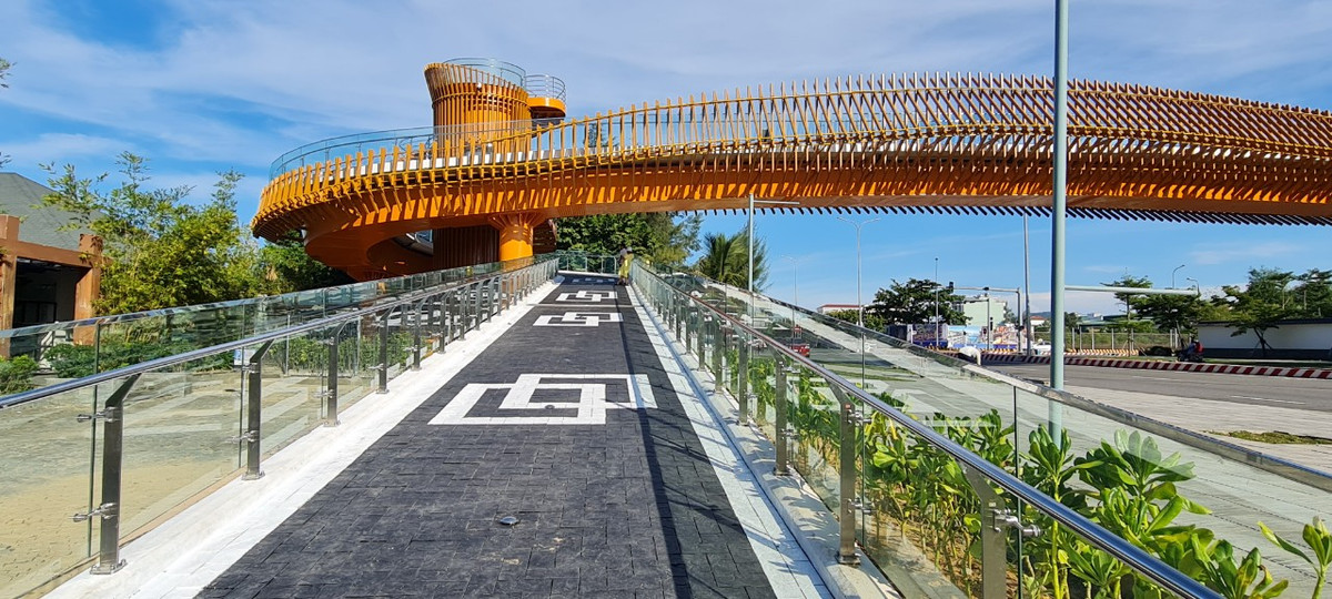 Phần lối dẫn lên cầu hai bên đài vọng cảnh tái hiện hình tượng nút thắt trong nghệ thuật đan dây của người Nhật, thể hiện sự bền chặt trong mối quan hệ hữu nghị giữa hai dân tộc Việt - Nhật.