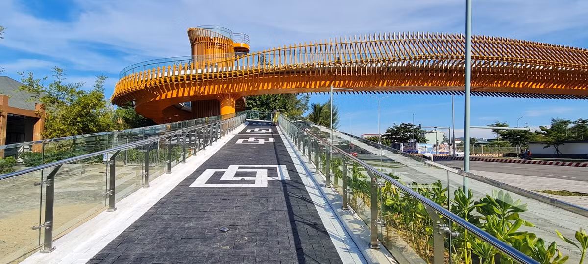 Phần lối dẫn lên cầu hai bên đài vọng cảnh tái hiện hình tượng nút thắt trong nghệ thuật đan dây của người Nhật, thể hiện sự bền chặt trong mối quan hệ hữu nghị giữa hai dân tộc Việt - Nhật.