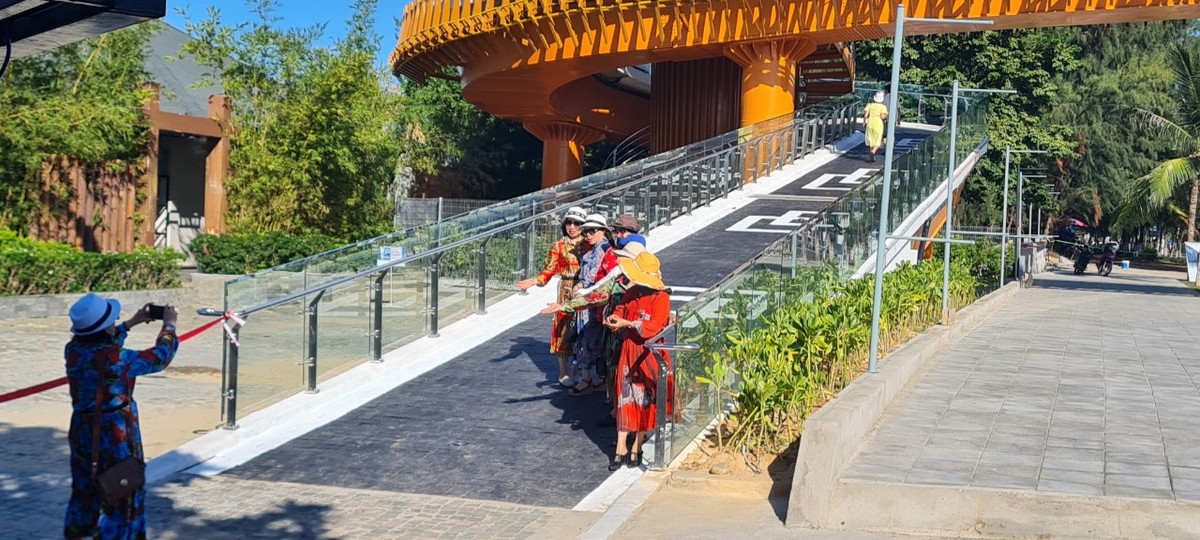 Cầu đi bộ hình sóng biển đã trở thành điểm check-in mới, được nhiều người yêu thích khi đến Đà Nẵng.