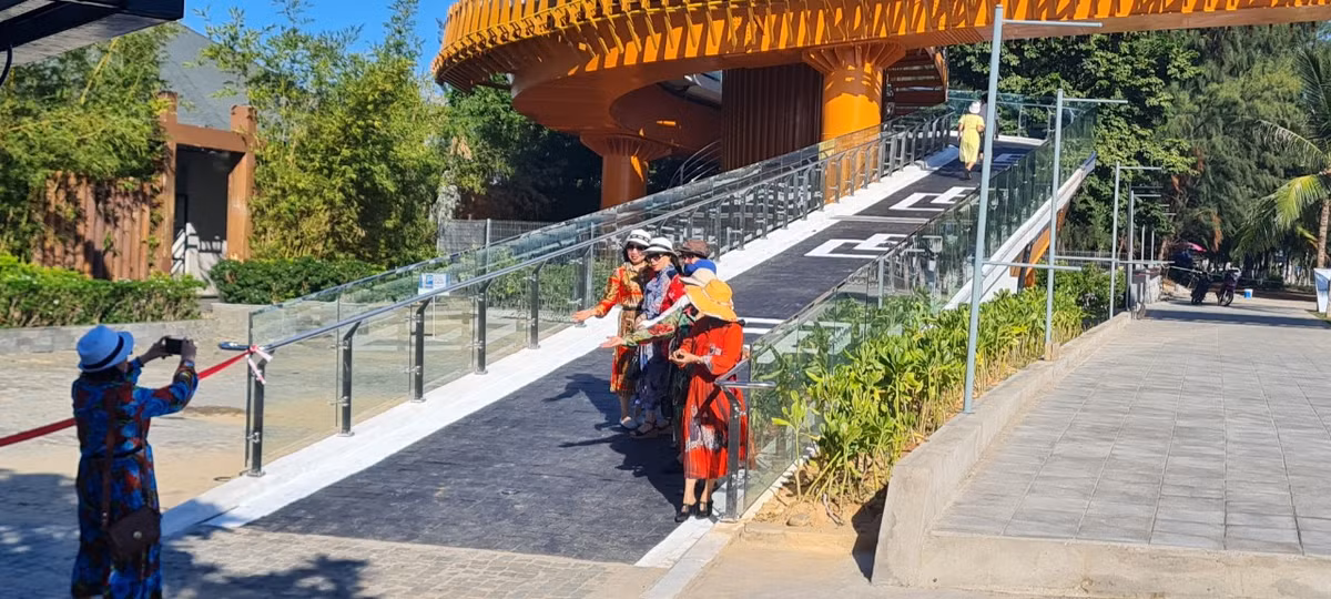 Cầu đi bộ hình sóng biển đã trở thành điểm check-in mới, được nhiều người yêu thích khi đến Đà Nẵng.