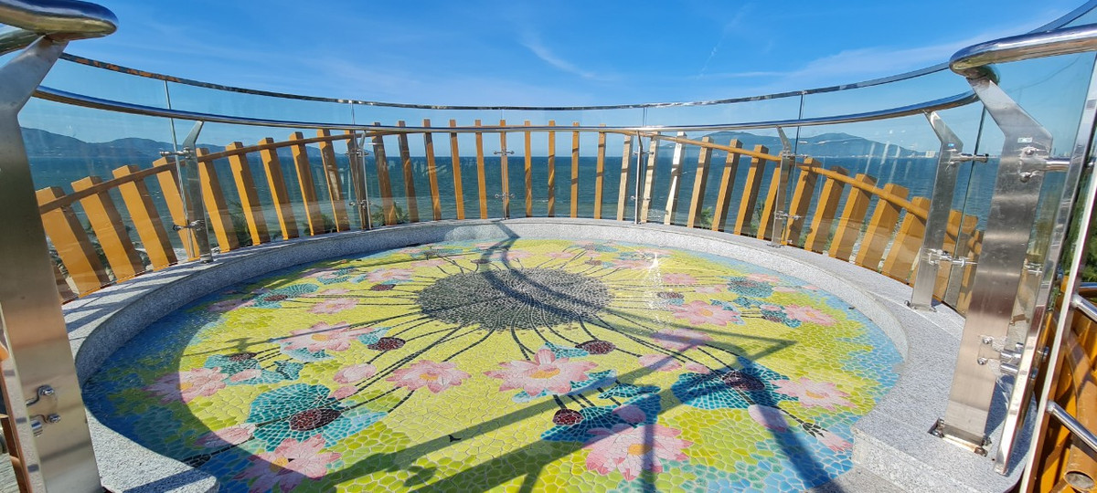 Dưới sàn, hai đài vọng cảnh được làm những bức tranh hoa sen bằng gốm. 