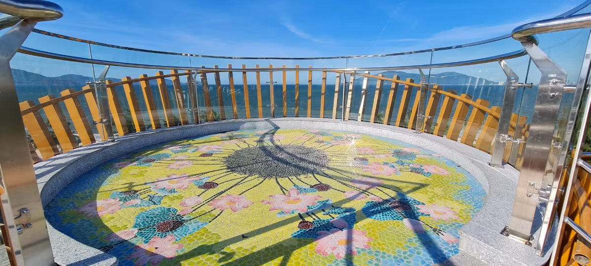 Dưới sàn, hai đài vọng cảnh được làm những bức tranh hoa sen bằng gốm. 