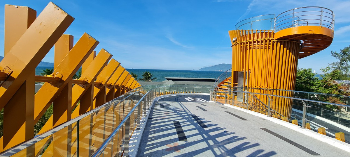 Hình dáng cầu được lấy cảm hứng từ những con sóng biển tạo nên sự nhẹ nhàng và thư thái, đồng thời gắn kết với cảnh quan khu vực.