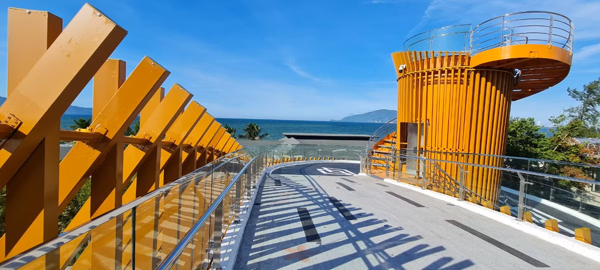 Hình dáng cầu được lấy cảm hứng từ những con sóng biển tạo nên sự nhẹ nhàng và thư thái, đồng thời gắn kết với cảnh quan khu vực.