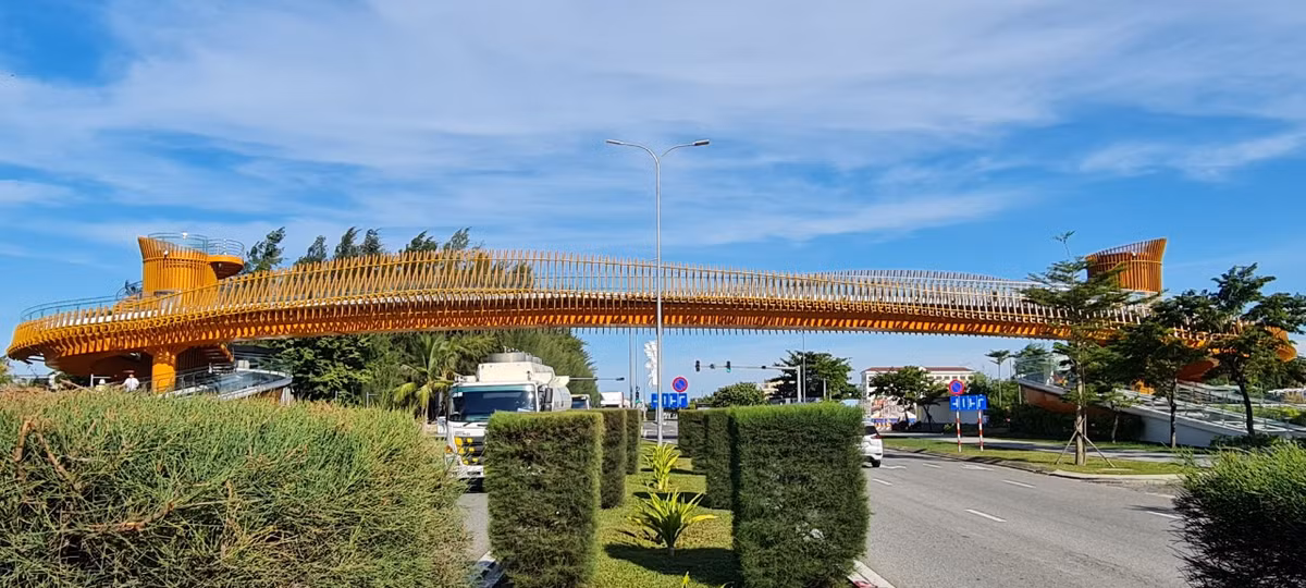 Ngam Da Nang tu cay cau di bo doc dao hinh song bien