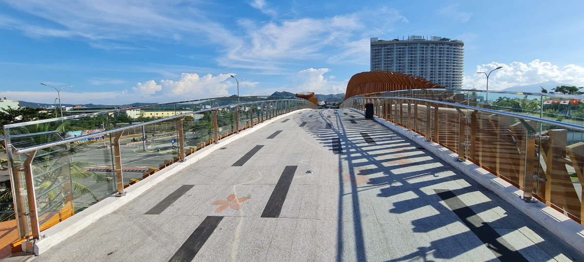 Vật liệu xây dựng cầu chủ yếu bằng thép, lát đá và có kính cường lực ở lối đi, tạo sự thông thoáng.