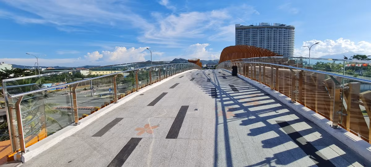 Vật liệu xây dựng cầu chủ yếu bằng thép, lát đá và có kính cường lực ở lối đi, tạo sự thông thoáng.