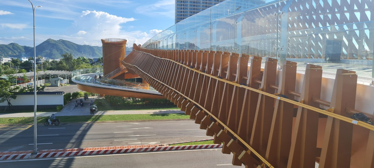 Trước khi xây dựng công trình, chủ đầu tư đã tham vấn Sở Giao thông Vận tải Đà Nẵng, đảm bảo chiều cao của cầu không ảnh hưởng đến xe tải cỡ lớn lưu thông trên đại lộ.