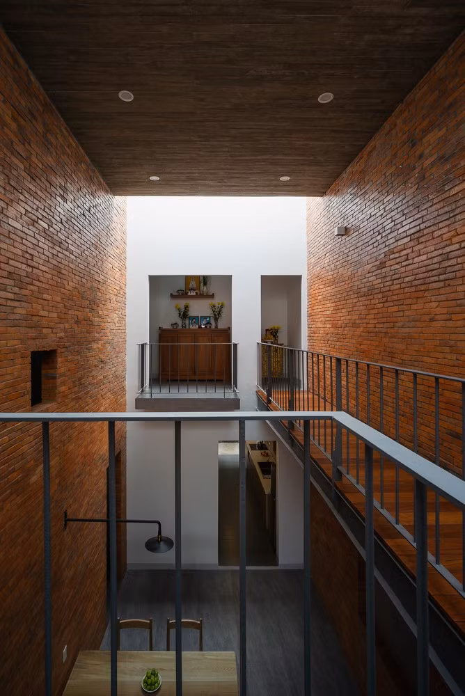 Các kiến trúc sư thiết kế hai ban công trong hai khu vực trong nhà vươn ra khoảng trống lớn để mọi người có thể dễ dàng kết nối và tận hưởng không gian thoáng mát.