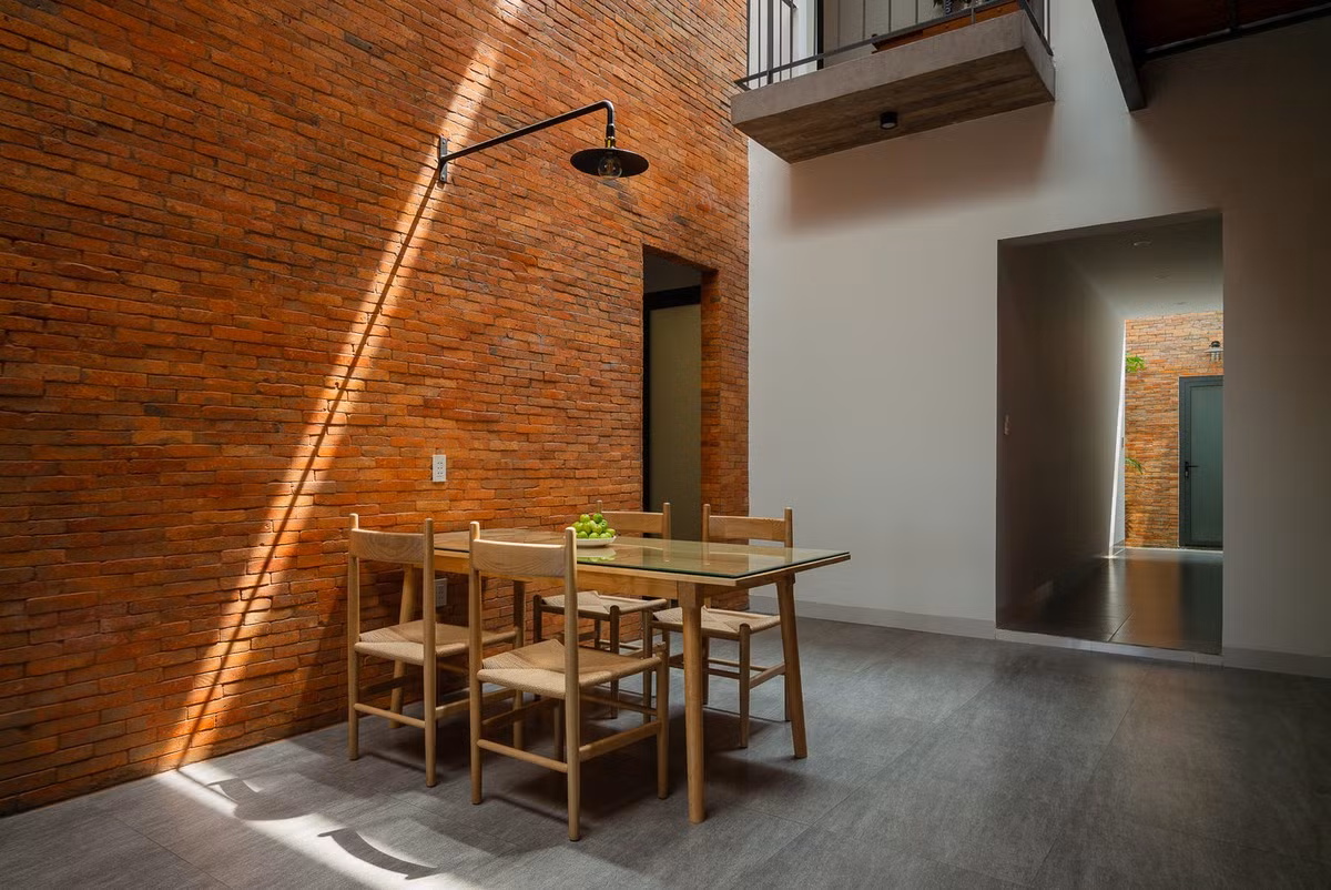 Ở giữa khu vực phòng ngủ và phòng thờ là một khoảng trống lớn với chức năng là phòng ăn.