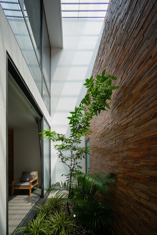 Để lấy ánh sáng tự nhiên vào nhà, kiến trúc sư cho xây dựng 2 giếng trời phía trên 2 ban công tại khoảng trống rộng của ngôi nhà và tia nắng sẽ chiếu trực tiếp vào 2 ban công này.