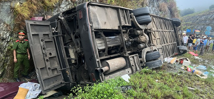 Một nhân chứng cho biết, chiếc xe khách đang đổ dốc thì bị trơn trượt nên xe bị quay ngang, lật vào vách núi theo hướng ngược lại với chiều di chuyển.