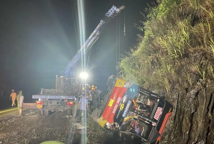 Nhận được tin báo, lực lượng chức năng đã có mặt phong tỏa hiện trường; đồng thời, huy động nhân lực và phương tiện để thực hiện công tác cứu hộ cứu nạn.