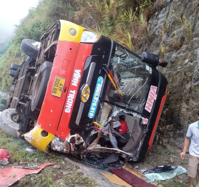 Sau khi xe lật vào vách núi, nhiều người đã đập kính thoát ra ngoài, một số bị thương.