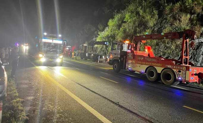 Nguyên nhân ban đầu dẫn đến lật xe được xác định là do tài xế điều khiển xe không làm chủ tốc độ, không làm chủ tay lái gây ra tai nạn giao thông.