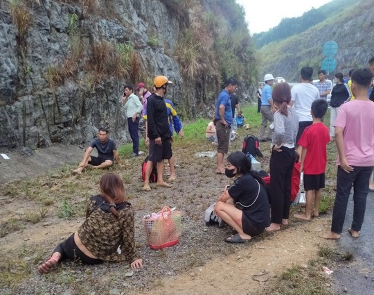 Hiện, nguyên nhân vụ tai nạn đang được Công an huyện Nam Đông phối hợp với các cơ quan liên quan điều tra làm rõ.