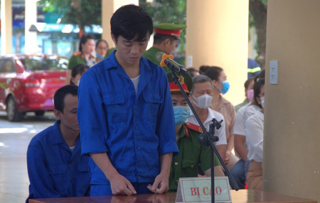 Ngày 1/7, TAND TP Đà Nẵng mở phiên lưu động xét xử Lê Phú Cao (32 tuổi, tạm trú phường Hòa Khánh Nam, quận Liên Chiểu, Đà Nẵng) về tội "cướp tài sản". Đây là đối tượng đã gây ra vụ cướp ngân hàng giữa trung tâm Đà Nẵng vào tháng 4/2023.