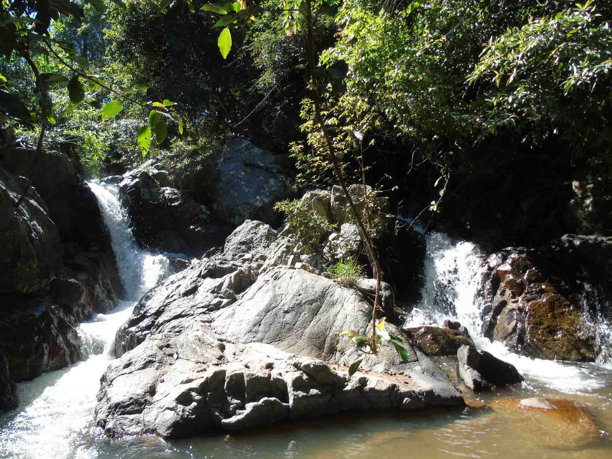 Bên cạnh suối Hòa Bình, huyện Đơn Dương còn được biết đến với một số điểm đến thú vị như tu viện Châu Sơn, chùa Giác Nguyên, hồ Đa Nhim, đèo D’ran hay chiêm ngưỡng khu rừng lá đỏ ở thượng nguồn dòng Đa Nhim. Ảnh: Nguyễn Hữu Khoa