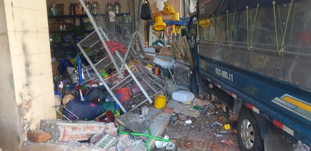 Quang Ngai: Toan canh vu xe tai dam vao nha dan, 2 nguoi thiet mang