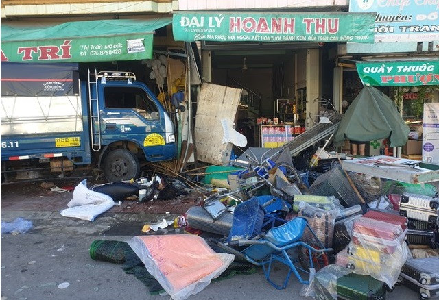 Xe tải mang BKS 95C-006.11 chạy trên Quốc lộ 1A (hướng Nam - Bắc), đến địa điểm trên thì bất ngờ lao lên vỉa hè, đâm vào nhà dân ven đường.
