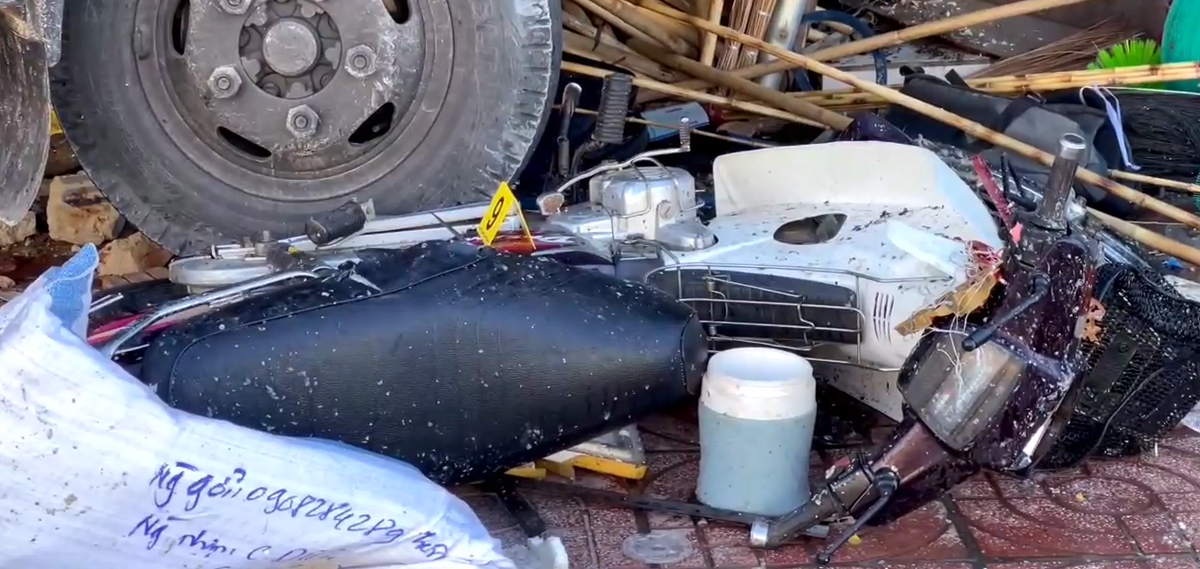 Một người đàn ông điều khiển xe máy trên đường bị thương và được đưa đi cấp cứu tại bệnh viện.