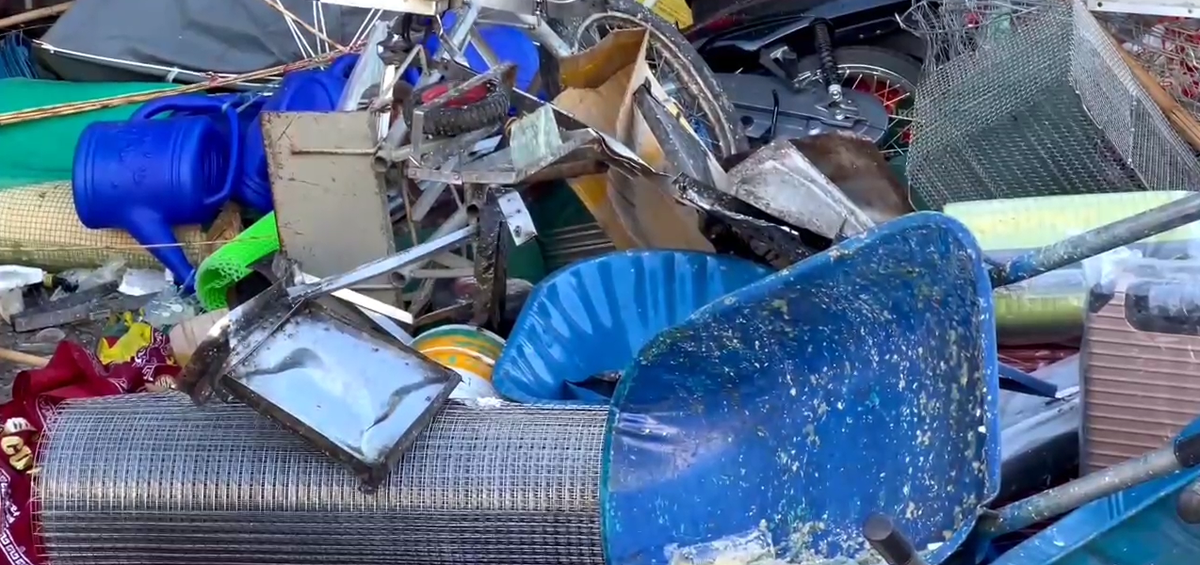 Được biết, trước đó vài ngày, tài xế C. vào tỉnh Hậu Giang mua xe tải trên. Sau khi hoàn tất các thủ tục công chứng, tháo biển số theo quy định thì tài xế này điều khiển phương tiện về Quảng Ngãi, đến địa phận trên thì gây tai nạn. 