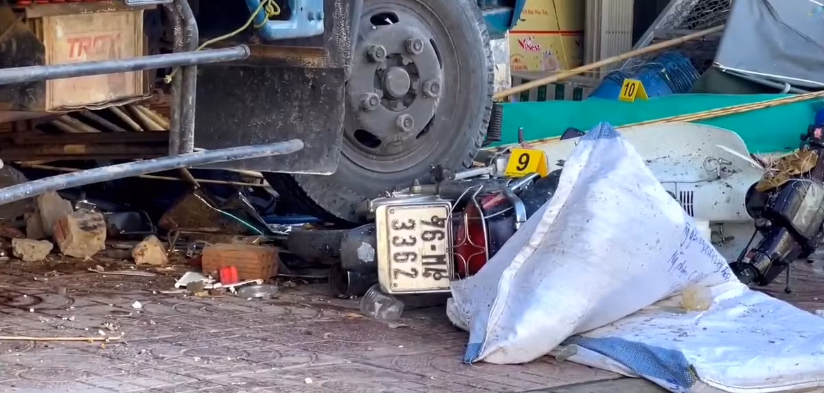 Ngay sau khi gây ra vụ tai nạn nghiêm trọng, tài xế điều khiển phương tiện đã bỏ trốn khỏi hiện trường.