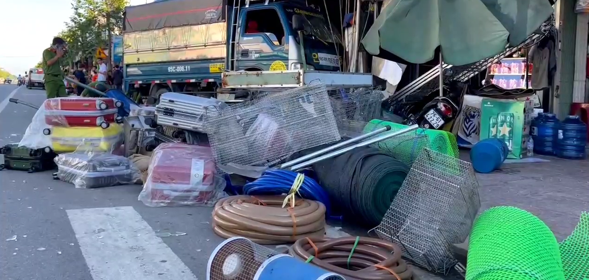 Hiện cơ quan công an vận động người nhà liên lạc với tài xế C. và đưa người này đến cơ quan công an làm việc, phục vụ công tác điều tra nguyên nhân vụ tai nạn.