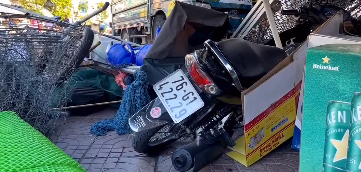 Theo nhiều nhân chứng, tài xế ước chừng khoảng 50 tuổi mau chóng mở cửa xe và bỏ chạy nhanh theo hướng về ngã tư Đồng Cát.