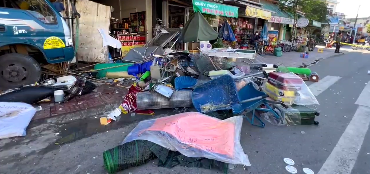 Vụ tai nạn khiến bà C. (78 tuổi) đang ngồi trên vỉa hè và bà N. (40 tuổi, cùng trú thị trấn Mộ Đức) đang đứng gần lề đường tử vong.