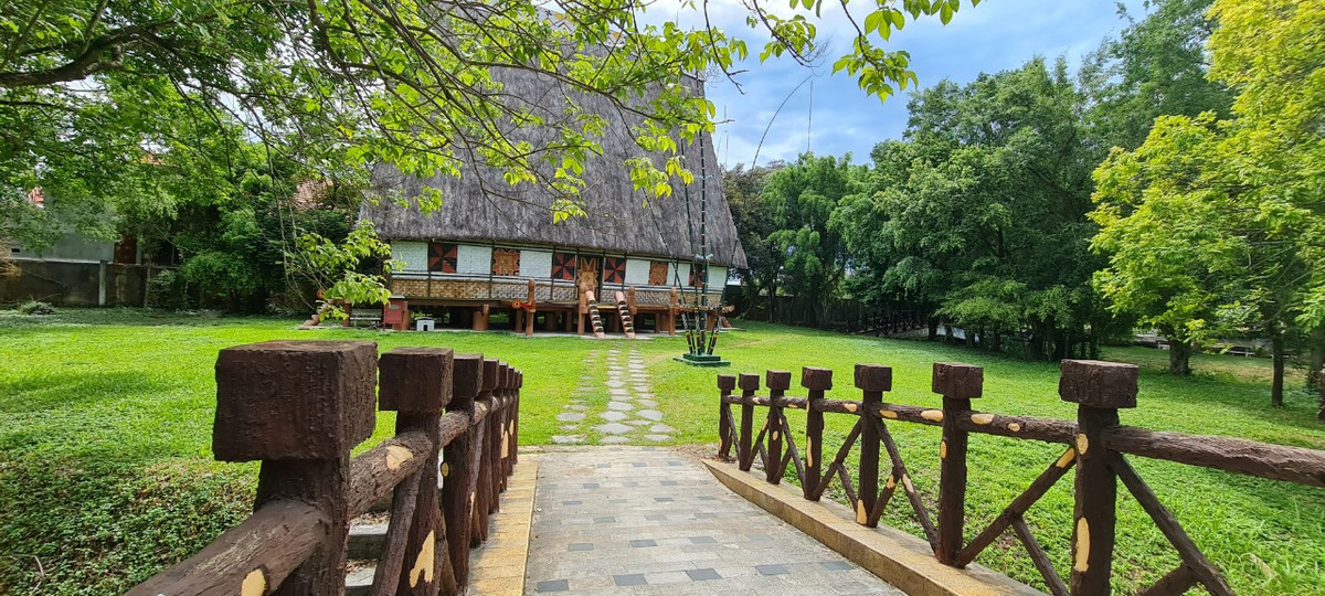 Tọa lạc tại vị trí đẹp trong khuôn viên bảo tàng với lưng tựa núi, mặt hướng ra dòng suối trong xanh, nhà rông Tây Nguyên được xây dựng theo lối kiến trúc nhà rông truyền thống của dân tộc Ba Na.