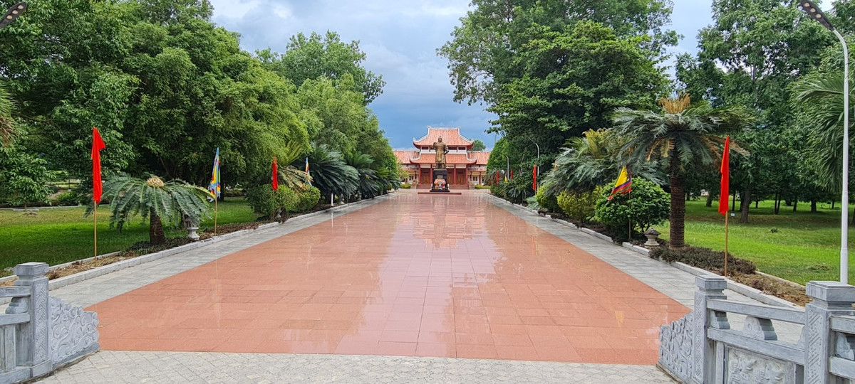 Quần thể di tích Bảo tàng Quang Trung (huyện Tây Sơn, tỉnh Bình Định) nằm ngay tại chính quê hương của người anh hùng dân tộc, gồm có hai công trình chính là Bảo tàng Quang Trung và Đền thờ Tây Sơn Tam Kiệt.