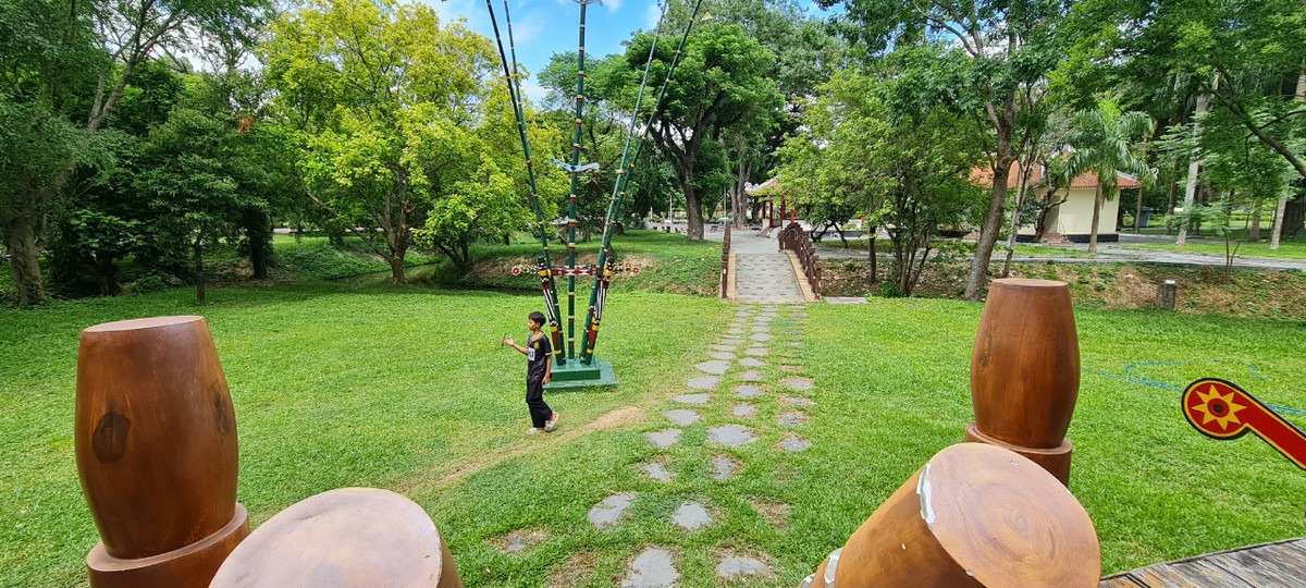 Tại đây, du khách còn có dịp thưởng thức văn hóa cồng chiêng Tây Nguyên với nhiều tiết mục múa đặc sắc và các trò chơi dân gian hấp dẫn.