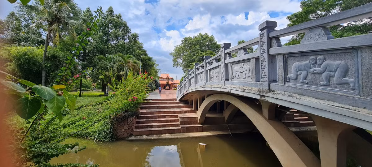 Du khách như được trở lại, ngược dòng sông lịch sử để đắm mình vào một quá khứ đầy hào hùng của dân tộc.