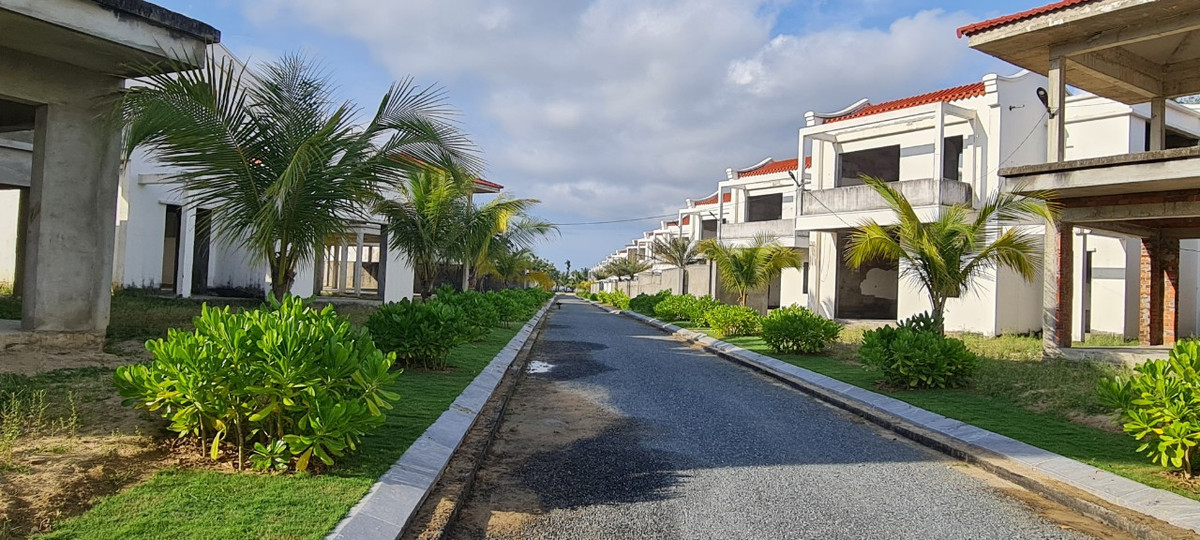 Đằng sau cánh cổng là la liệt các căn biệt thự vừa mới được xây thô.