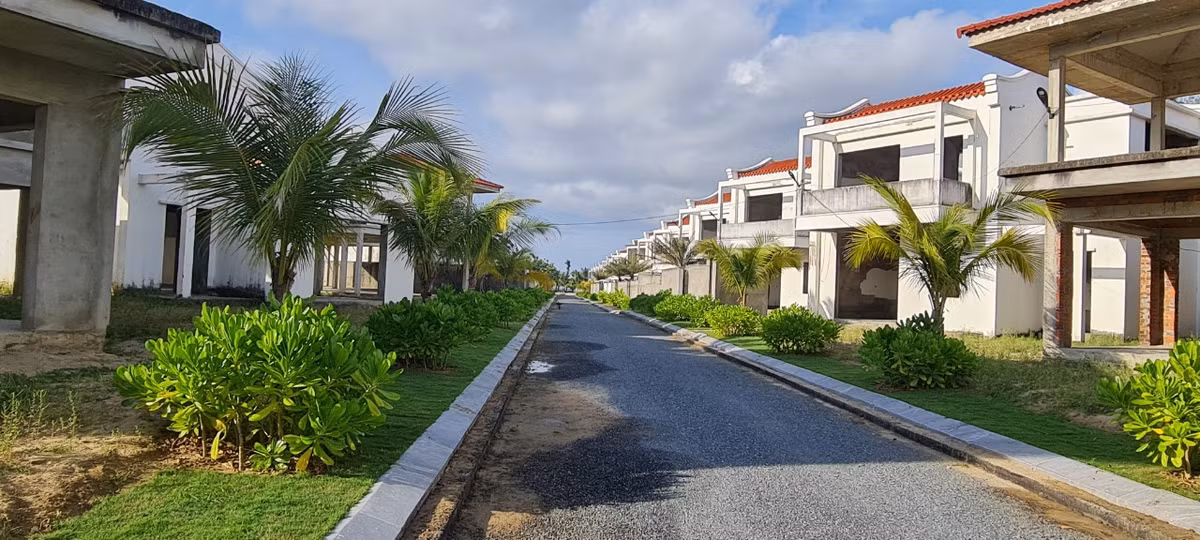 Đằng sau cánh cổng là la liệt các căn biệt thự vừa mới được xây thô.