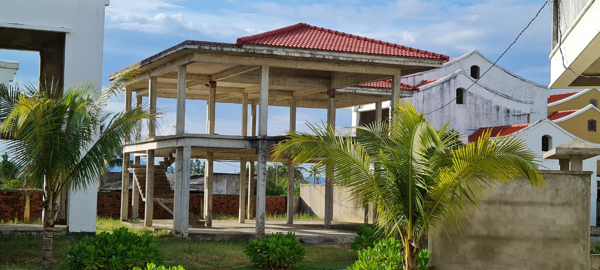 Một công nhân được thuê tưới cây cho biết, dự án này thuộc sở hữu của một công ty bất động sản "đình đám" ở Quảng Nam. Theo người này, dự án tạm dừng thi công đã lâu và chưa biết khi nào mới khởi động lại.