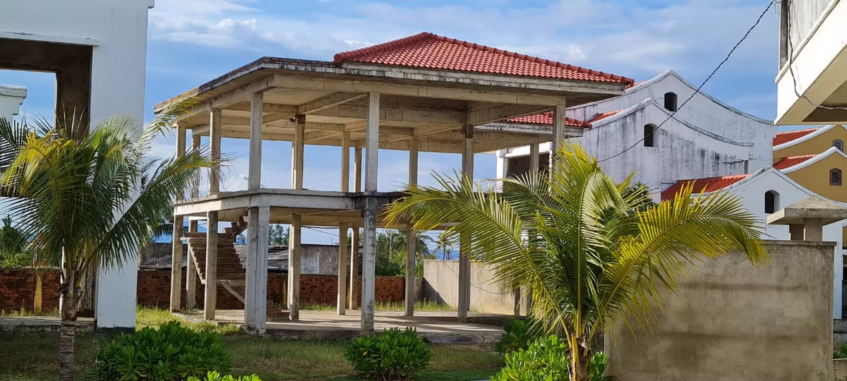 Một công nhân được thuê tưới cây cho biết, dự án này thuộc sở hữu của một công ty bất động sản "đình đám" ở Quảng Nam. Theo người này, dự án tạm dừng thi công đã lâu và chưa biết khi nào mới khởi động lại.