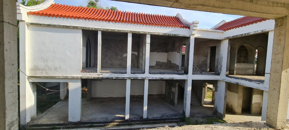 Thiết kế lạ mắt của các căn biệt thự 2 tầng, có lẽ được lấy cảm hứng từ thành phố di sản - Hội An, cách đó tầm khoảng 7km.