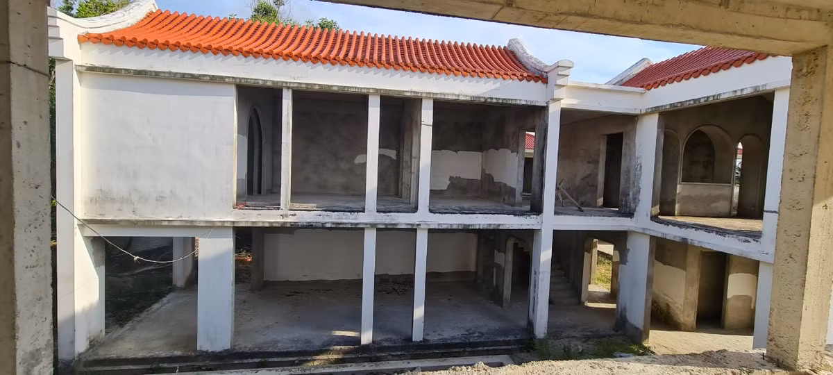 Thiết kế lạ mắt của các căn biệt thự 2 tầng, có lẽ được lấy cảm hứng từ thành phố di sản - Hội An, cách đó tầm khoảng 7km.