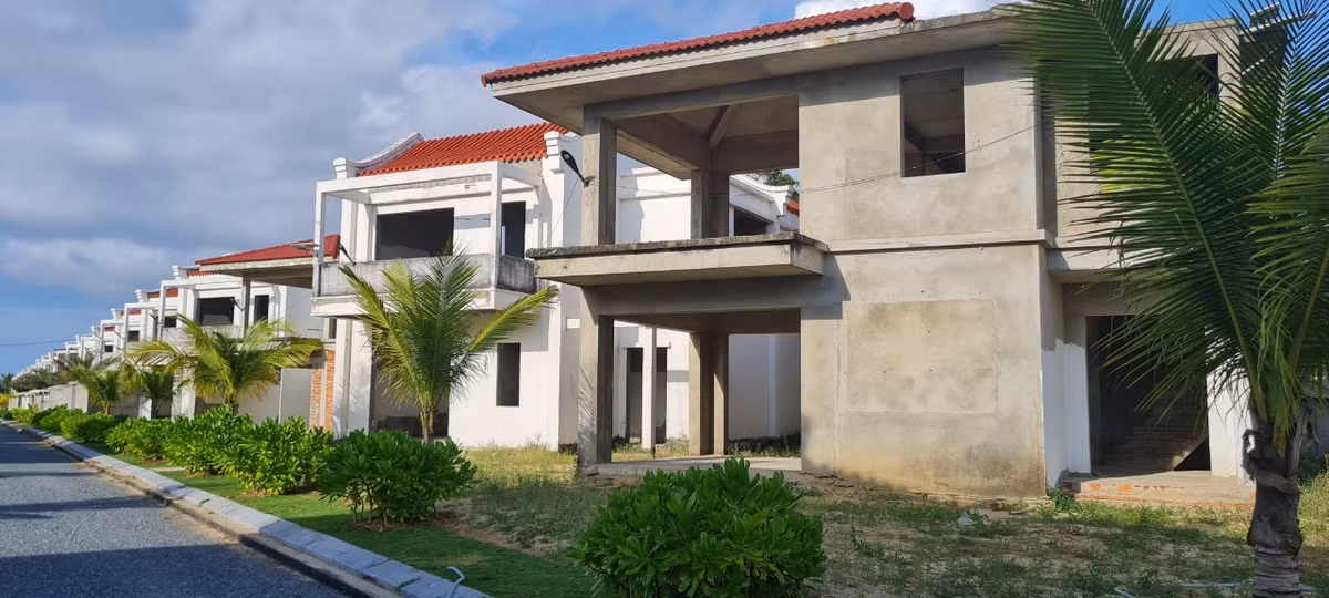 Cả dãy biệt thự vài chục căn chậm tiến độ, dở dang, không một bóng người.