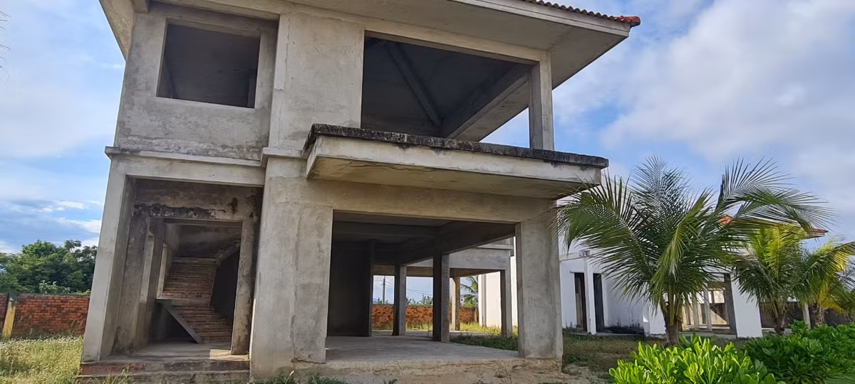 Bỏ hoang lâu ngày, nhiều căn biệt thự đã đổi màu theo thời gian.