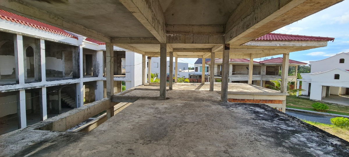 Tuy nhiên khu khách sạn đất chưa thể giải phóng mặt bằng (GPMB) được dù đã thực hiện đủ nghĩa vụ về nộp thuế đất. Việc GPMB ngày càng khó khăn hơn vì chính sách thay đổi.