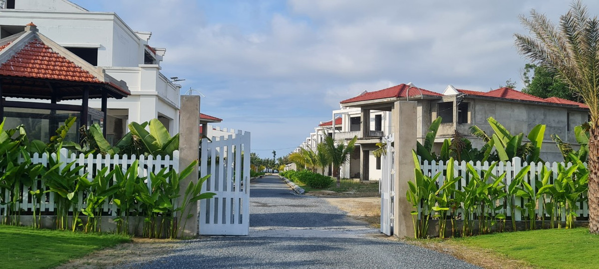 Lối vào dãy biệt thự nằm ở mặt tiền con đường tỷ đô nối thành phố Đà Nẵng và Hội An (Quảng Nam).