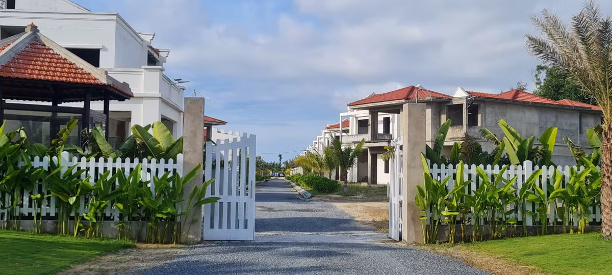 Lối vào dãy biệt thự nằm ở mặt tiền con đường tỷ đô nối thành phố Đà Nẵng và Hội An (Quảng Nam).