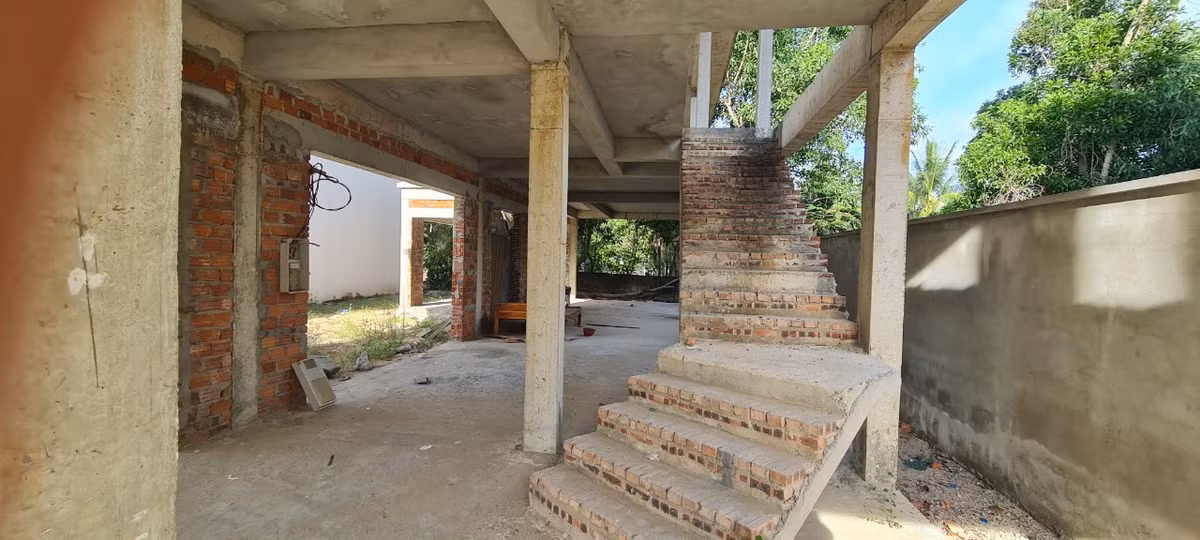 Tất cả mới chỉ được xây thô, nhiều hạng mục còn chưa hoàn thiện.