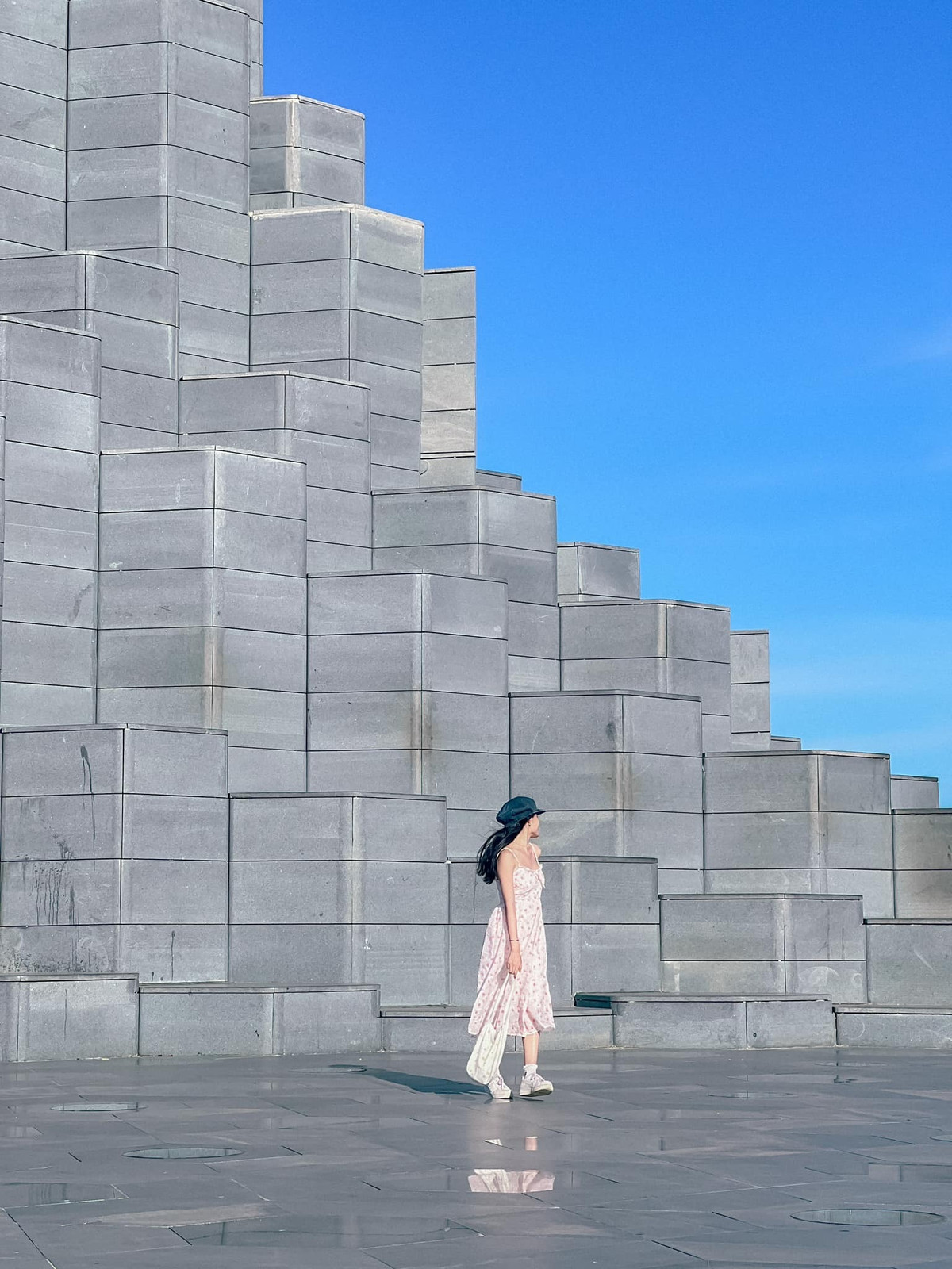 Vì vé máy bay đi Tuy Hòa khá cao và cũng ít chuyến nên Thanh Phương đi máy bay vào Quy Nhơn (Bình Định). Từ Quy Nhơn đi Phú Yên, du khách có thể đi xe ghép. Đường đi khá đẹp nên nếu ai muốn di chuyển bằng xe máy cũng là trải nghiệm thú vị.